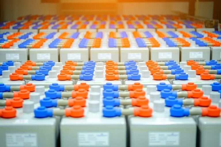 A Comprehensive Comparison Between Lead-Acid and Lithium-Ion Batteries